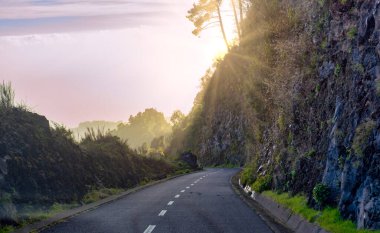 Altın saat boyunca dağlarda asfalt yol.