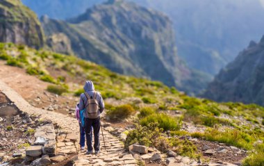 Görkemli dağ sırtları ve bulutların üstündeki yürüyüş yolları.