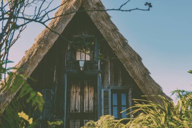 Santana 'da sazdan çatılı geleneksel üçgen ev.