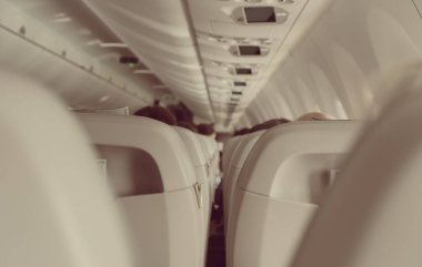 Modern bir uçak yolcu kabininin içi..