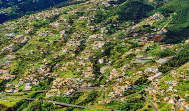 Teraslı tepelerin ve evlerin havadan görünüşü.