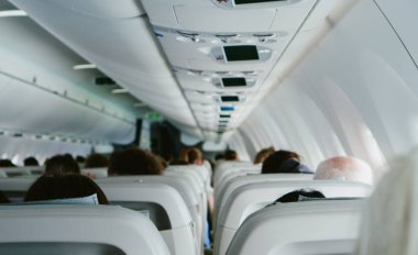 Modern bir uçak yolcu kabininin içi..