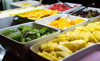 Otel restoranında taze tropikal meyve büfesi..