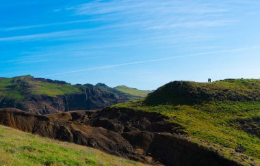 Madeira 'nın yeşil tepelerinde yürüyüş patikaları.