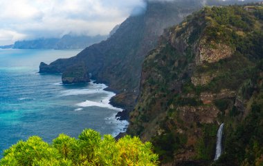 Kuzey Madeira adasının puslu yeşil kıyıları.