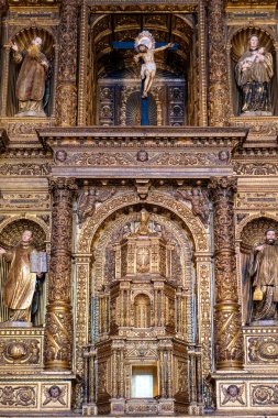 Madeira, Portekiz - 27.01.2026: Kilisede altın barok sunağı.