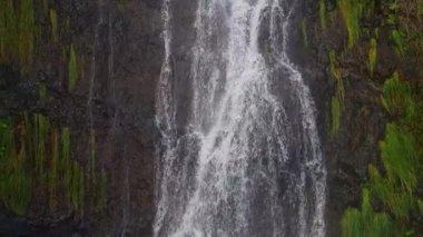 Güzel şelale volkanik kayalardan aşağı akıyor..