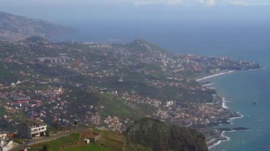 Funchal kıyı şeridi ve Atlantik okyanusunun panoramik hava manzarası.