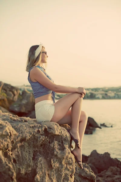 Mulher bonita em óculos desfrutando do sol ao pôr do sol . — Fotografia de Stock