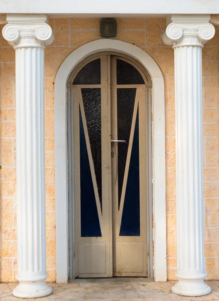 放棄された教会への入り口。ドアと列. — ストック写真