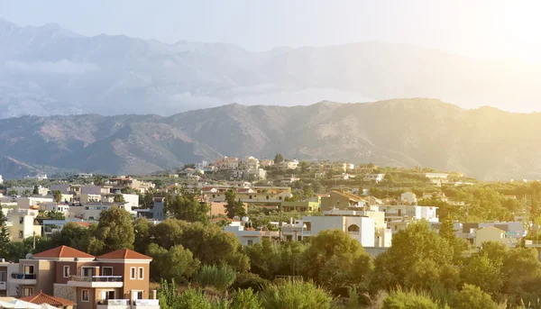 Veduta aerea della città e delle montagne . — Foto Stock