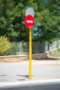 Trafik ışıkları dur işareti sokakta ile.