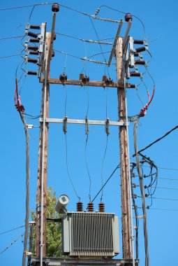 Gerilim transformatörleri sokakta.