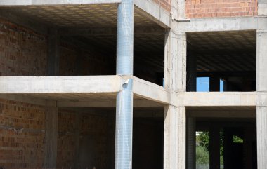 Bitmemiş ekonomik kriz nedeniyle bina.