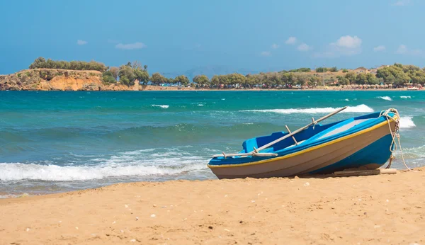 Barco de madeira na praia. Espaço para o seu texto . — Fotografia de Stock