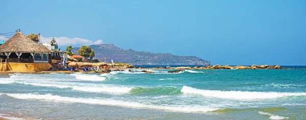 Panoramablick auf Stadt und Strand mit Menschen. — Stockfoto