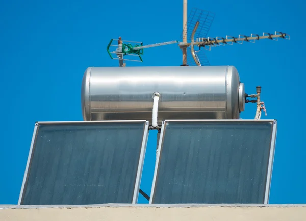 Sistema de aquecimento solar de água nos telhados . — Fotografia de Stock