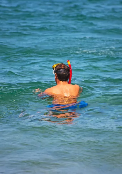 Hombre con máscara de buceo de silicona suave . — Foto de Stock