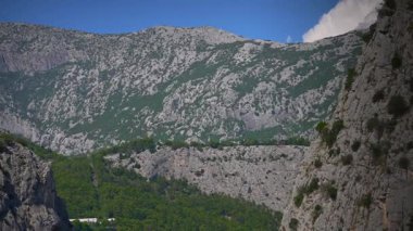 Görkemli kireçtaşı kayalıkları ve engebeli dağ tepeleri.