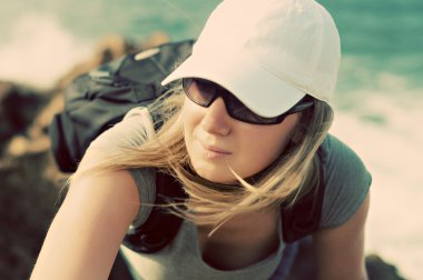 Dağlarda hiking sırt çantası ile gözlük güzel kadın.