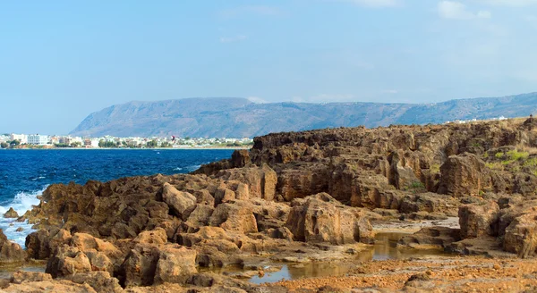Medelhavet och farliga klippiga stranden. — Stockfoto
