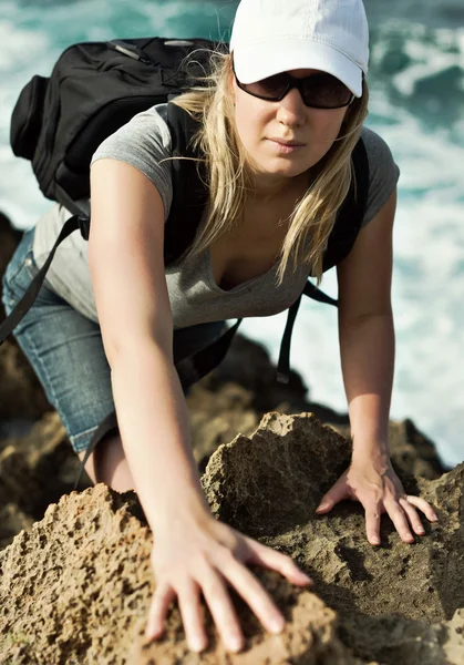 Jolie femme en lunettes avec sac à dos randonnée dans les montagnes . — Photo