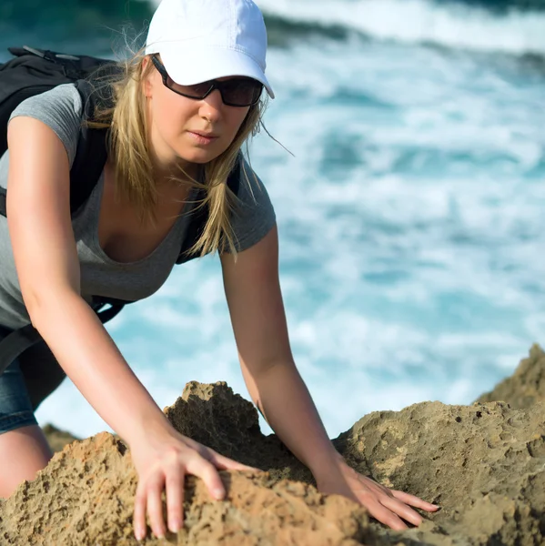 Vrouw met rugzak wandelen in de bergen. Plaats voor tekst. — Stockfoto