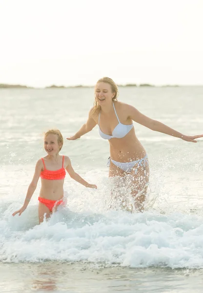 Kobieta i jej córka bawią się w morzu. — Zdjęcie stockowe