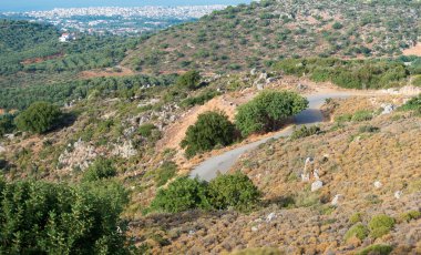 Yol dağlar ve ormanlar.