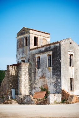 Kirli eski terk edilmiş bitmemiş ev.