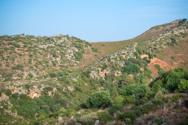 Günbatımı üzerinde güzel kayalık dağ.