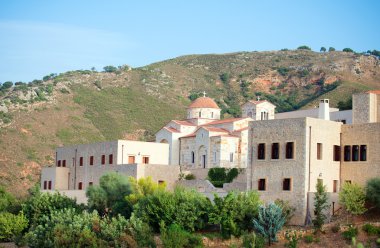 Dağın tepesinde Ortodoks Manastırı.