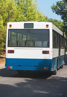 Arkadan görünüş boş şehir otobüs.