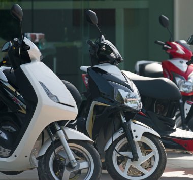Scooter motosiklet sokakta Kiralık.