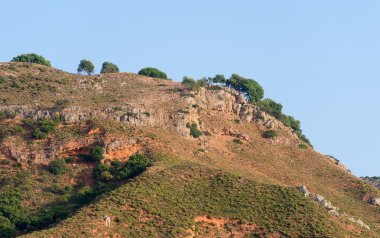 Günbatımı üzerinde güzel kayalık dağ.
