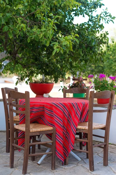 Mediterrane café terras buitenkant met stoelen. — Stockfoto