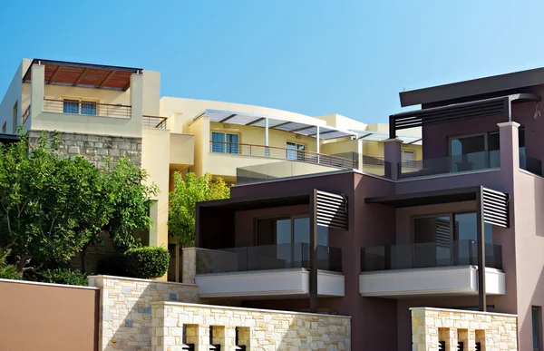 Dva tropická bytové domy s balkony. — Stock fotografie