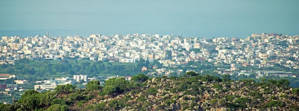 Vista de la ciudad desde la cima de la montaña . —  Fotos de Stock