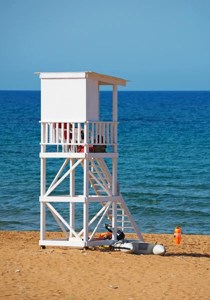 Fehér életmentő torony a strandon. Hátulsó nézet. — Stock Fotó