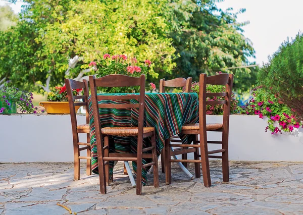 Mediterrane café terras buitenkant met stoelen. — Stockfoto
