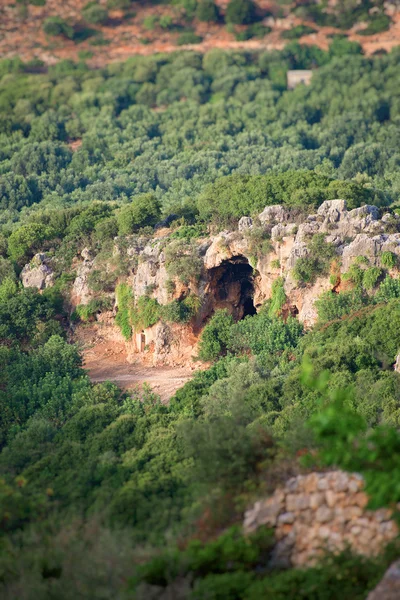 Cueva en la roca. — Foto de Stock