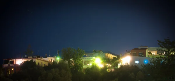 Häuser im mediterranen Stil bei Nacht. — Stockfoto