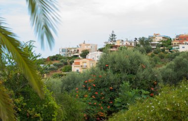 Yeşil dağ tepeleri evlerde. Metin için yer.