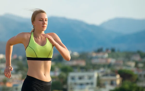 Mujer joven corriendo al aire libre. Espacio para texto . — Foto de Stock