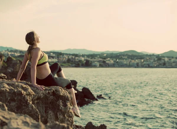 Genç kadın rahatlatıcı spor sonra denize yakın. — Stok fotoğraf