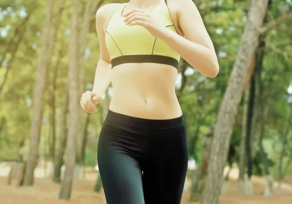 Una joven corriendo por el bosque. Espacio para texto . —  Fotos de Stock