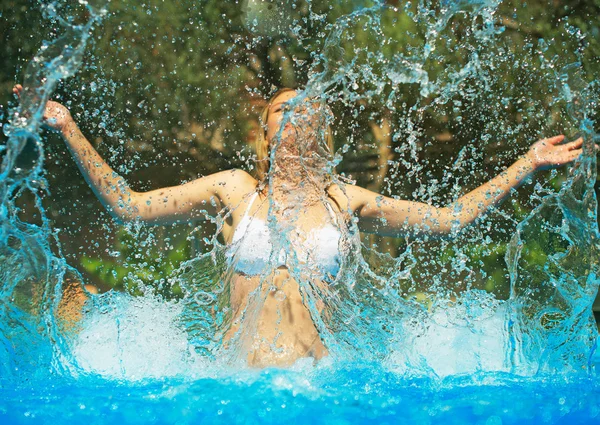 Donna godendo la sua vacanza in piscina . — Foto Stock