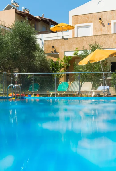 Swimming pool with sun loungers in tropical resort. — Stock Photo, Image