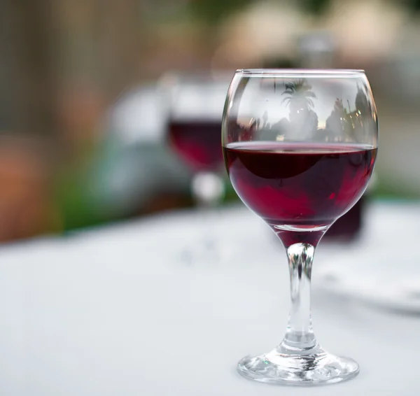 Glas Rotwein im Restaurant. — Stockfoto