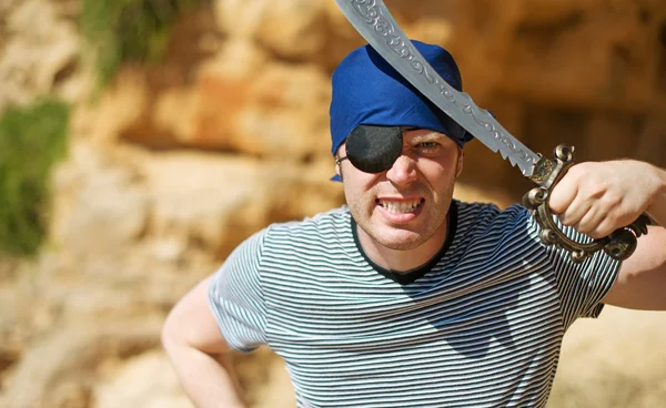 Θυμωμένος πειρατής αρσενικό με σπαθί. Θέση για το κείμενό σας. — Φωτογραφία Αρχείου